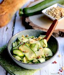 Tagliatelles De Courgettes Crues Pignons De Pin Parmesan Et Baies Roses Recette Courgette Crue Tagliatelles De Courgettes Recette Avec Courgette