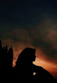 Bayangan dalam sebuah fotografi sangat berguna untuk menyampaikan sebuah misteri, suasana, atau emosi dari objek yang digambarkan. Senja Sunset Hijab Girl Wallpaper Novocom Top