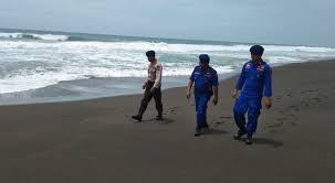 Tempat rekrasi pantai laguna lembupurwo kebumen ialah wisata pantai baru yang memiliki keunikan gumuk pasir dan hutan mangrove tumbuh di sepanjang laguna. Misteri Hilangnya 2 Pelajar Yang Terseret Ombak Di Pantai Laguna Lemu Purwo Hingga Kini Masih Gelap Polairud Dikerahkan Sisir Lokasi Joglosemar News