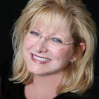 Paula Giles's Instagram, Twitter & Facebook