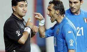 Ad arbitrare la partita il tracagnotto bassethound sudamericano byron moreno. La Singular Historia Del Arbitro Byron Moreno