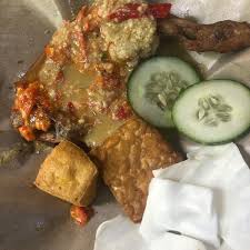 Menikmati ayam goreng dengan nasi hangat sangat pas dengan sambal super pedas hingga membuatmu mengucurkan. Ayam Gepuk Pak Gembus 6 Tips