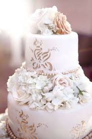 Idee De Gateau De Mariage A L Americaine Decore De Perles Et Fleurs Gateau Mariage Gateau De Mariage Original Mariage Elfique