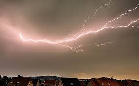 Que faire pour éviter la foudre ? Apres La Chaleur Les Orages 15 Departements En Alerte Le Parisien
