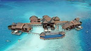 Formado a partir de los atolones de coral que sobresalen del mar, estas islas están rodeadas de arena blanca y bañadas por las cálidas aguas ecuatoriales rebosantes de vida marina. Hoteles Resort En Las Islas Maldivas Con Tobogan De Agua En La Habitacion