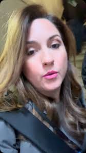 Más temprano no pude subir este video pero aquí las imágenes de cuando  tuvimos que desalojar la alcaldía debido a un pequeño incendio. #Chicago  #cityhall #telemundo