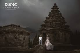 Mengusung adat jawa klasik dengan latar tugu yogyakarta, prewedding yang digelar oleh pasangan mas pur dan dwinda tersebut terlihat sangat romantis memilih batik khas solo, pasangan kahiyang dan bobby juga menggelar prewedding dengan kosep jawa. Classic Prewedding Di Dieng Uketsukeart Professional Wedding Photography Purwokerto