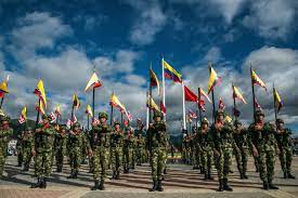 En horas de la tarde de este 20 de julio de 2021, se llevó a cabo una conmemoración de todos los símbolos patrios en medio del acostumbrado desfile militar que se realizó al interior de la escuela militar, josé maría córdova en bogotá, pues las condiciones de la pandemia no permitían hacerlo en la calle como indica la tradición. Galeria El Imponente Desfile Militar Del 20 De Julio En Bogota