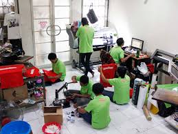 Tidak ada batasan jumlah warna bahkan bisa menyetak sebuah foto ke dalam kaos dengan hasil print yang detail. Printkaos Com Vendor Cetak Kaos Online Terbesar Tercepat Dan Terpercaya