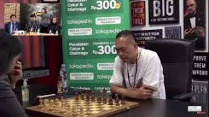 Kala itu akurasi langkah yang dicatat oleh akun dewa kipas di chess.com berkisar di angka 90 hingga 99 persen. L3booecd Dd4hm