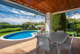 2 habitaciones auxiliares, baño de servicio para ambas habitaciones. Family Houses For Sale In Maresme Lucas Fox