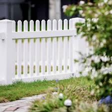 We offer our clients a large selection of fence materials to suit your home or business. Pasco County Fence Company 727 619 2741