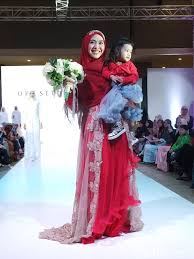 Ricis sendiri ketika ayahnya meninggal dunia sedang berada di flores untuk syuting dan sempat kesulitan memberikan kabar karena tidak adanya sinyal. Oki Setiana Dewi Pamerkan Gaun Pengantin Syar I Di International Islamic Fair