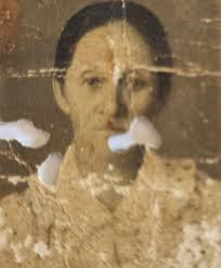 🌟A Magia da Restauração🌟 Recebi um pedido muito especial: restaurar e  trazer para os dias atuais esta foto tão danificada. Ela é um verdadeiro  tesouro, retratando a bisavó de um cliente, uma