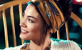 Love rumor between the famous turkish celebrities brought about excitement. Demet Ozdemir Beren Saat In Basrolunde Oldugu Atiye Dizisine Mi Transfer Oldu