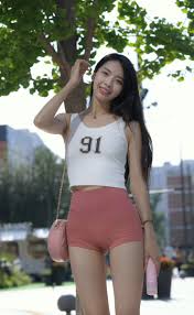 清纯女孩真大方，屁股蛋和骆驼趾都露出来了还笑的那么自然，要是她知道你们都在视奸她，恐怕就要哭了。