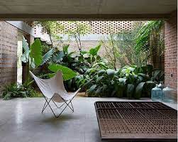 Whereas one modern house may have large glass windows for walls, another house may have several small windows grouped together. 12 Inspirasi Desain Rumah Tropis Modern Yuk Bikin Hunian Nyaman Seperti Ini Rumah123 Com