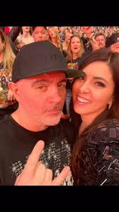 When you see her from across the room and say “How you doin'? You're coming  home with me”. Y'all. Swipe to meet Treesa. She a pretty lady. 🎄 💃🏻 📸  by @matt_kallish