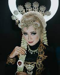 Pengantin perempuan yang menikah dengan adat jawa, pastinya nggak akan melupakan riasan paes pada wajah dan kepalanya, seperti kahiyang ayu yang menikah pada tanggal 8 november lalu. Info Terbaru Rias Pengantin Muslimah Baju Pengantin Adat Jawa Hijab Modern Riaspengantinm Pengantin Pernikahan Rias Wajah Pengantin