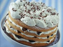 Torta con crema al burro meringata. Torte Di Compleanno La Torre Di Meringhe Con Crema Di Nocciola Cucinare Facile