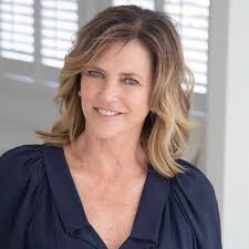 Kelly Sutherland's Instagram, Twitter & Facebook