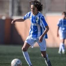 En un inicio adoptó una técnica de renovación de cantantes parecido al del grupo menudo, al fijar un límite de edad para la permanencia de sus integrantes. Fichajes Vcf El Valencia Pesca En La Cantera Del Villarreal