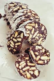 Questo dolce e' senza cottura e vuole riprodurre il classico salame di cioccolato soltanto che non ho aggiunto alcun uovo. Come Riciclare Le Uova Di Pasqua Ricette Golose E Beauty Con Il Cioccolato