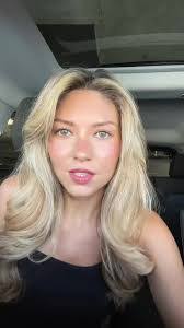 Jessica Burbank's Instagram, Twitter & Facebook