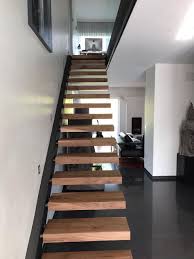 Además de lo anterior, a las escaleras modernas de concreto se les. Wall Mounted Stairs For Garage Diseno Casas Modernas Escaleras Modernas Para Casa Escaleras Para Casas Pequenas