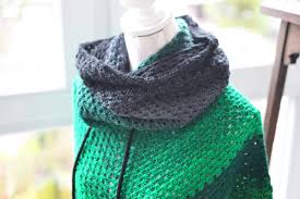 Dieser kuschelige strickmantel mit kapuze. Anleitung Granny Poncho Mit Kapuzenschal Hakeln