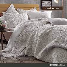 grinin yesil notalariyla bulustugu sik vizon rengini gosterisli kabartma desenleriyle zenginlestiren bride yatak ortusu seti yatak ortusu yatak yatak odalari