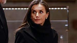 El criticado gesto de un hombre con Letizia en el funeral por la dana: "Le quita la mano"