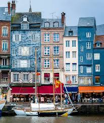 Les Maisons Colorees D Honfleur Emerveillent Depuis Toujours Artistes Et Visiteurs Explore Travel Peintre Impressionniste Impressionnisme Beau Paysage