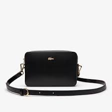 Une Fine Bandouliere Ajustable Et Un Crocodile En Metal Habillent Ce Petit Sac Chantaco Confectionne En Cuir Pique Iconique Ac Sac Bandouliere Sac Lacoste Sac