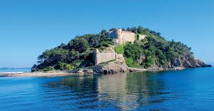 Pierrick geais publie l'élysée à la plage: Le Fort De Bregancon Bormes Les Mimosas Tourisme