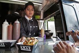 Mashed potato fritter sandwiched between an amul buttered bun, garlic chutney, bombay dust (vg). Starting A Food Truck Business In India A Complete Guide