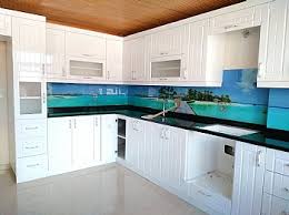 Bunun yanı sıra geniş mutfaklarda tezgâha bağlı masalar için yüksekliği ayarlanabilen bar tabureleri de dolaplarla benzer renk ve tasarımda seçilebiliyor. Uc Boyutlu Mutfak Dolabi Tezgah Arasi