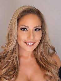 Lydia Hoey's Instagram, Twitter & Facebook