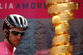 Salió en la quinta etapa de la ronda italiana tras la dura caída que sufrió ayer, pero tras la zona neutralizada decidió retirarse por el dolor de rodilla. Decisive Time Trial Will Shape Giro Duel Between Simon Yates And Tom Dumoulin The Independent The Independent