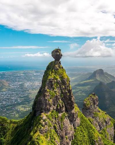 Tout en haut de la montagne Pieter Both ! 📸@isabelle.fabre ➡️  www.destination-ile-maurice.fr