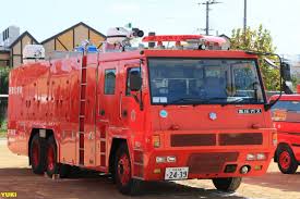 堺市消防局 重装甲大型特殊化学車 大規模危険物火災等に対処するために装甲仕様 厚さ2 3mmの板 と キャビンには防弾ガラスを使用abc粉末砲2基 泡放水砲1基を装備 einsatzfahrzeuge fahrzeuge