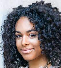 Coupe de cheveux femme carre plongeant frise_coupe carré cheveux frisés | resource: Les Meilleures Coupes Courtes Pour Cheveux Frises Beaute Fr