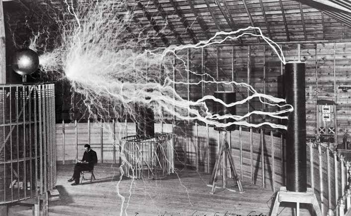 Nikola Tesla experimenting with electromagnetic resonance, AI-gegenereerd