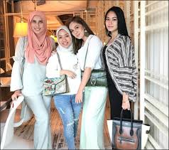 Nik zaris nelydia binti nik sen or better known as nelydia senrose is a malaysian actress. Jutawan Muda Kacak Nelydia Senrose Bercinta Dengan Mr H My Info Maya