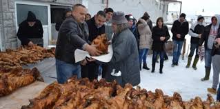 TD - RUKE MU SE POZLATILE! Poklonio pečene prasiće najsiromašnijima!  Vlasnik Farme “Luka” Milan Zurovac poklonio je danas božićne pečenice za  41. socijalno najugroženiju porodicu iz opština Nevesinje i Bileća. Time je