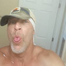 Older men? Do I even look pretty? I don't get any likes...💔