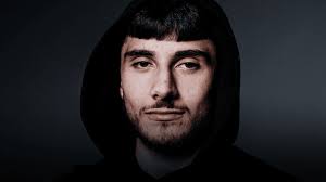 Danny Aarons is a talented English YouTuber, Twitch streamer, and  professional boxer. He became popular by playing the video game… Read More:  Danny Aarons Biography: Parents, Age, Net Worth, Height, Nationality,  YouTube