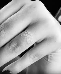 Weisses Scrpt Tattoo Als Ehering Tattoo Trauring Ring Tattoo Hochzeit Ehering Tattoo