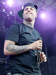 Nick rivera caminero (nascido em 17 de março de 1981), conhecido pelo nome artístico de nicky jam, é um cantor e compositor norte americano de ascendência porto riquenha e dominicana. Who Is Nicky Jam 5 Things About Rapper At World Cup Closing Ceremony Hollywood Life
