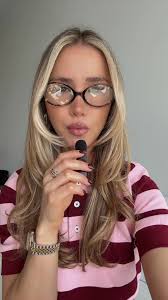 Building Community in Social Media: Alex Cooper's Lesson